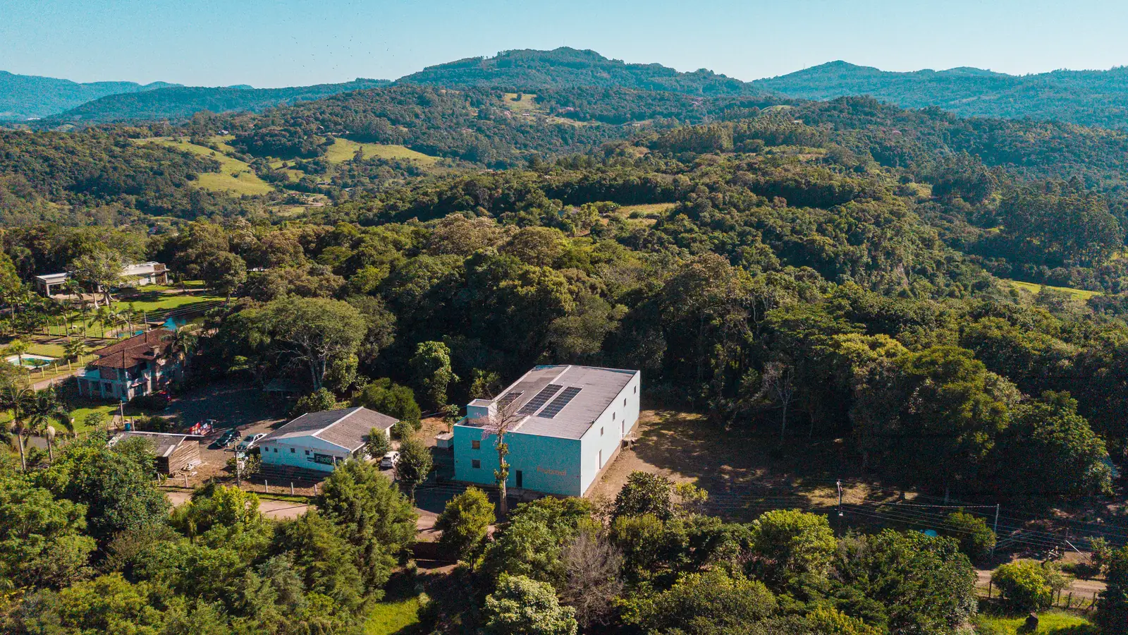 Vista aérea da fábrica da Fitobrasil cercada por mata, em Taquara/RS