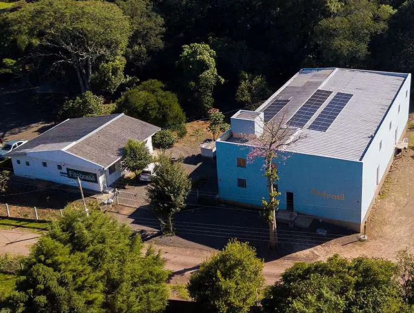 Prédio da fábrica da Fitobrasil com painéis solares no telhado